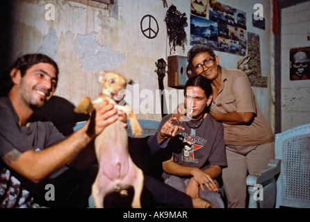 Les membres du groupe de heavy metal cubaine à la maison avec la mère à Baracoa Cuba. Banque D'Images