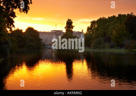 Vue sur le palais de Buckingham au coucher du soleil de St James's Park, Londres Banque D'Images