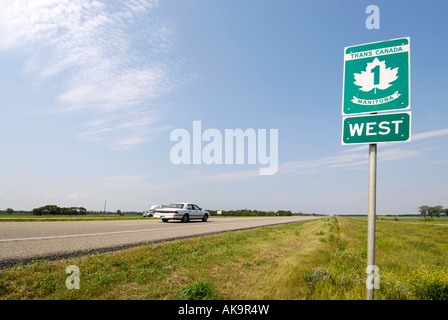 Trans Canada Highway 1 signer au Manitoba l'autoroute s'étend de St John's Terre-Neuve à Victoria en Colombie-Britannique Banque D'Images