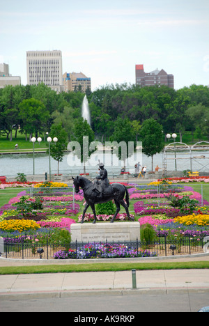 La reine Elizabeth II Statue et Centennial Gardens, Parlement de la capitale provinciale de la Saskatchewan Regina motifs Canada Banque D'Images