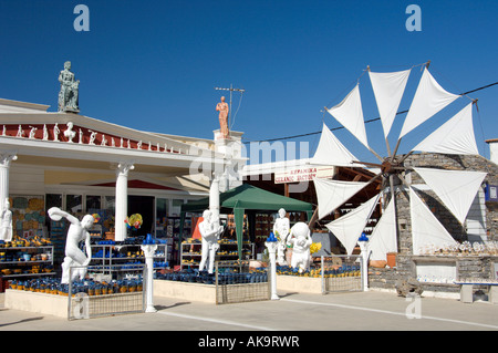 L'usine de céramique Kepamika statues et sculptures affiche d'art sur la plateau de Lassithi en Crète orientale Grèce Banque D'Images