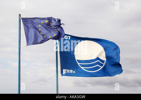 "Union européenne" et "bonne plage' drapeaux à Alykes, Zante, Grèce. Banque D'Images