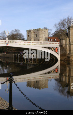 Lendal Bridge de l'aval, reflétée dans la rivière Ouse York Banque D'Images
