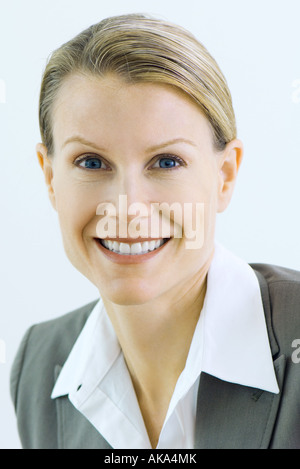Businesswoman smiling at camera, portrait Banque D'Images