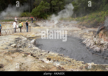 Les touristes près de la source thermale chaude près de Furnas lake sur l'île de São Miguel, aux Açores. Banque D'Images