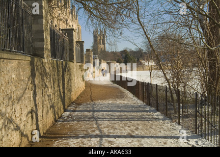 Par Merton chemin Oxford University champs dans la neige avec Oxford Magdalen College tower dans la distance Oxfordshire England UK Banque D'Images