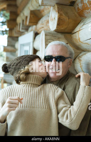 Teenage girl kissing grand-père sur la joue, portrait Banque D'Images