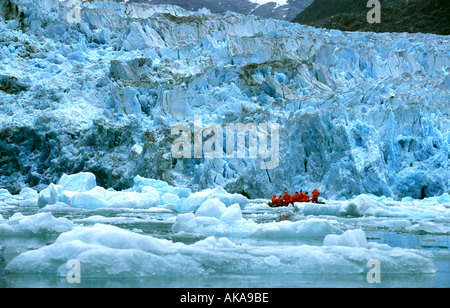 Les touristes en face de Sawyer glacier.Tracy Arm.près de Juneau, Alaska..USA Banque D'Images