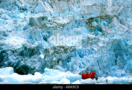 Les touristes en face de Sawyer glacier.Tracy Arm.près de Juneau, Alaska..USA Banque D'Images