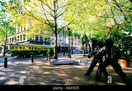 Pompier tombé's memorial (artiste : Hai Ying Wu) Pioneer Square. Seattle. USA Banque D'Images