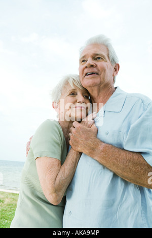 Senior couple hugging, à la suite, jusqu'à la taille Banque D'Images