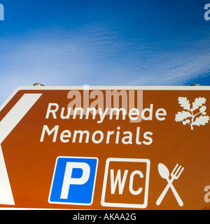 Souvenirs de Runnymede Road Sign Windsor Road Windsor Berkshire England UK Banque D'Images