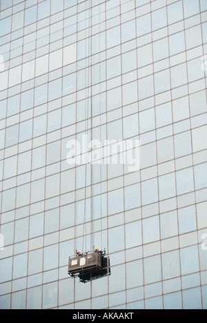 Les laveurs de vitres Nettoyage side of skyscraper Banque D'Images