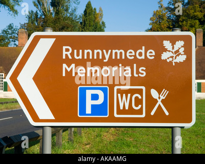 Souvenirs de Runnymede Road Sign Windsor Road Windsor Berkshire England UK Banque D'Images