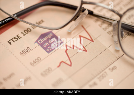 Changement de l'indice FTSE 100 au jour de la presse financière avec les hauts et les bas d'une jours la négociation sur le marché boursier du Royaume-Uni Banque D'Images