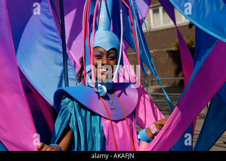 Les artistes femmes dansant dans la parade annuelle au carnaval de Notting Hill à Londres. Banque D'Images