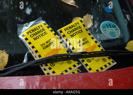 Plusieurs billets sur voiture en stationnement Banque D'Images