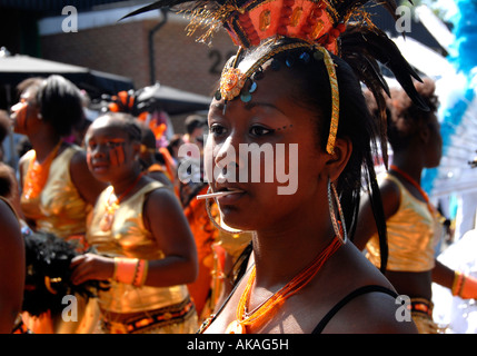 Les artistes femmes dansant dans la parade annuelle au carnaval de Notting Hill à Londres. Banque D'Images