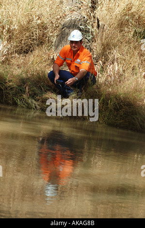 Vérification de la qualité de l'eau dsc 3148 Queensland Banque D'Images