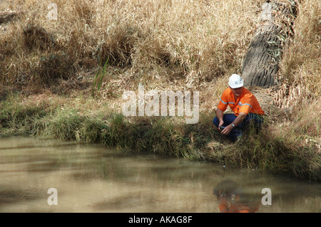 Vérification de la qualité de l'eau dsc 3151 Queensland Banque D'Images