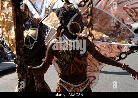 Les artistes femmes dansant dans la parade annuelle au carnaval de Notting Hill à Londres. Banque D'Images