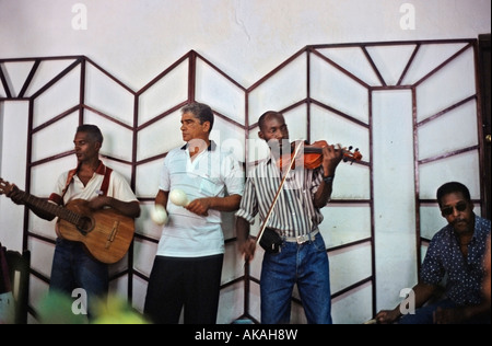 Musiciens pour vos réceptions avec musique cubaine traditionnelle dans un restaurant à Santiago de Cuba Banque D'Images