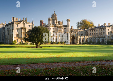 Tôt le matin de la vue historique imposant St Johns College de Cambridge Banque D'Images