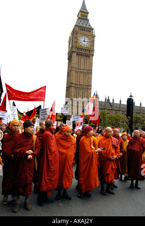 Les moines et les manifestants défilent dans le centre de Londres pour soutenir le mouvement pro-démocratie birman 6 Oct 2007 Banque D'Images