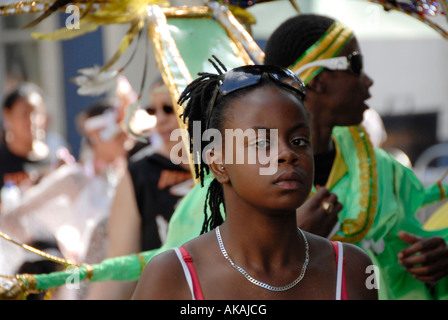 Les artistes femmes dansant dans la parade annuelle au carnaval de Notting Hill à Londres. Banque D'Images