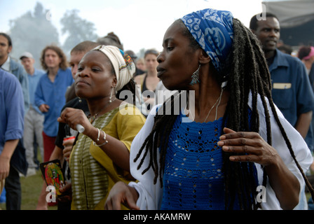 Les femmes rastafari danser sur une bande à Brockwell Park Pays juste au sud de l'événement London Banque D'Images