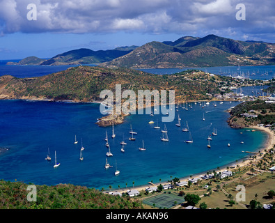 Vue sur les bateaux amarrés ancrée en anglais et les ports de Falmouth Shirley Heights sur Caraïbes Antigua Banque D'Images