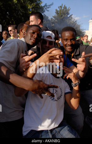 Bande de jeunes gens animés de mucking dans les rues de Notting Hill à l'ouest de Londres, en période de carnaval. Banque D'Images