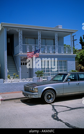 Maison de décoration avec nous et montrer le drapeau américain grande voiture stationnée dehors dans la rue Florida USA Banque D'Images