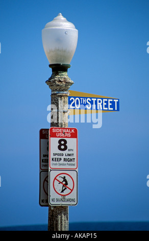 La 20e Rue et Signpost street lamp post Balboa Peninsular Newport Beach Southern California USA Banque D'Images