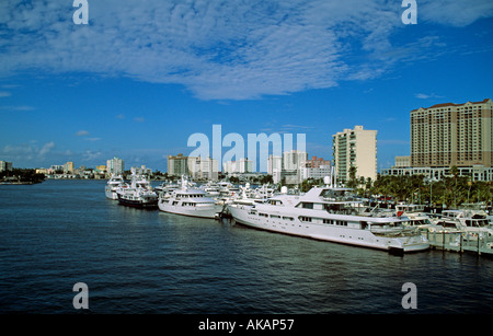 Super yachts amarrés dans la voie navigable côtière Fort Lauderdale Florida USA Banque D'Images