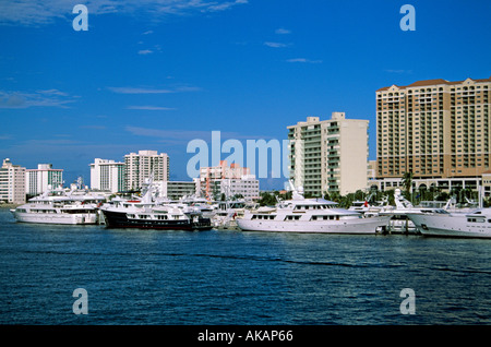 Super yachts amarrés dans la voie navigable côtière Fort Lauderdale Florida USA Banque D'Images