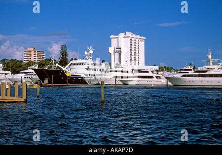 Yachts amarrés dans la voie navigable côtière Fort Lauderdale Florida USA Banque D'Images