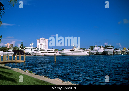 Yachts amarrés dans la voie navigable côtière Fort Lauderdale Florida USA Banque D'Images