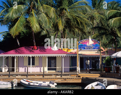 Les bâtiments colorés peint et jetty Sopers Hole Îles Vierges britanniques Caraïbes Banque D'Images