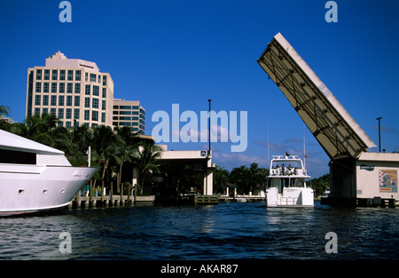 Yacht à moteur en passant par l'un des nombreux ponts de levage dans l'eau de Fort Lauderdale Florida USA Banque D'Images