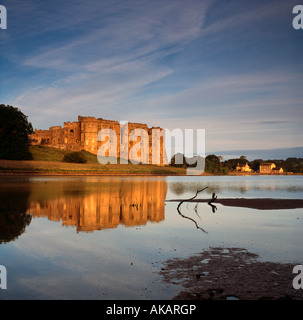 Ruines du château de Carew romantique et Carew moulin à marée reflète dans la rivière Carew, tôt le matin, Pembrokeshire, Dyfed, Wales, UK Banque D'Images