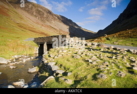 Pont de pierre sur Gatesgarthdale Beck Honister Pass Lake District National Park Cumbria Banque D'Images