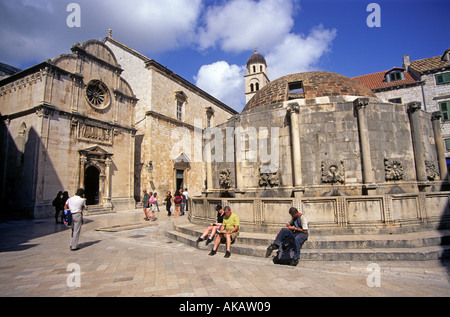 Dubrovnik Croatie Europe Église St Sauveur 16ème siècle avec la grande fontaine 15e siècle Onofrios a proximité Banque D'Images