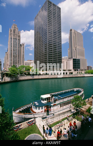 La Première Dame de Chicago skyline attend les touristes de croisière sur la rivière Chicago près de Michigan Avenue Bridge Chicago Illinois Banque D'Images