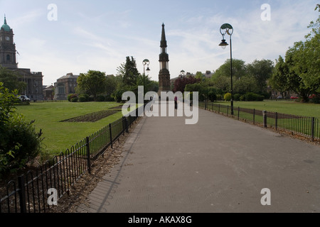 Monument de la reine Victoria dans le centre de Hamilton Square Birkenhead, Angleterre Banque D'Images