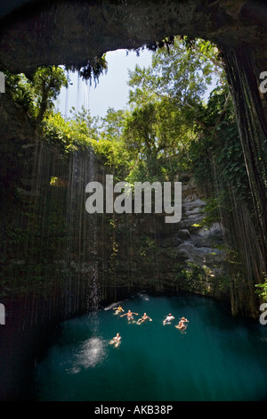 Les nageurs au Ik-Kil Cenote (Yucatán, Mexique). Baigneurs se prélassant dans le Cenote Ik-Kil (Yucatán - Mexique). Banque D'Images