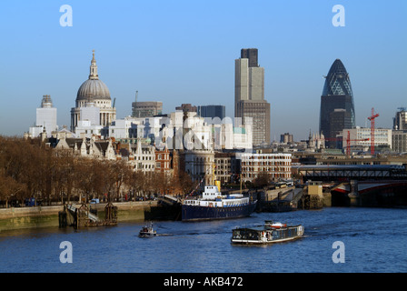 Ville de ville de Londres au-delà de l'Embankment Tamise vus de Waterloo Bridge avec style bateau Bateaux mouches tour Banque D'Images