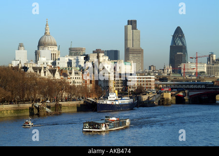 Ville de ville de Londres au-delà de l'Embankment Tamise vus de Waterloo Bridge avec style bateau Bateaux mouches tour Banque D'Images