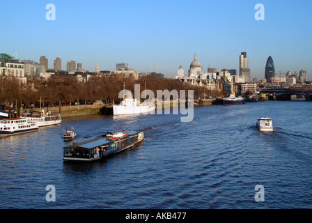 Ville de ville de Londres au-delà de l'Embankment Tamise vus de Waterloo Bridge, avec des bateaux d'excursion Banque D'Images