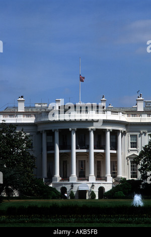 Le rouge blanc et bleu vagues drapeau américain en berne au-dessus de la Maison blanche dans la nation de capitol Washington D C Banque D'Images